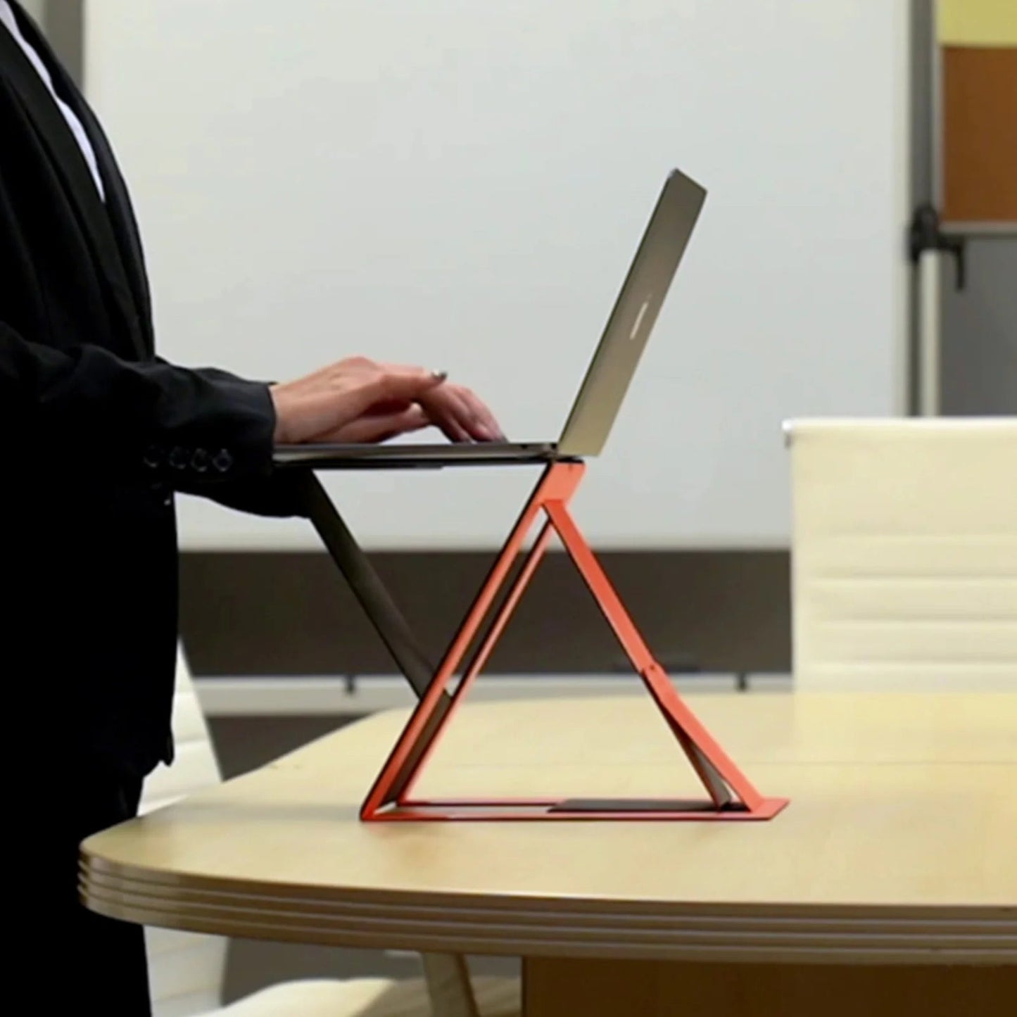 MOFT Foldable 5-in-1 Z Laptop Desk SIT-Stand Alamat Qatar