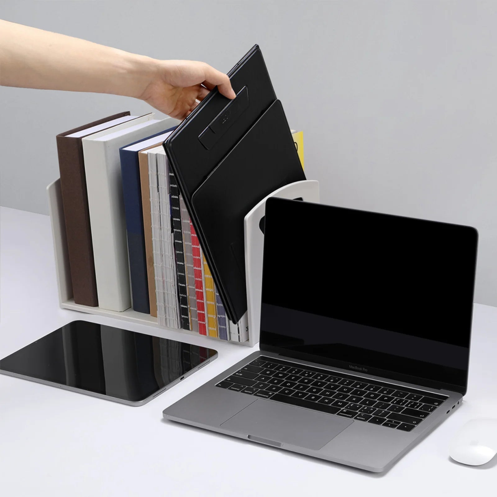 MOFT Foldable 5-in-1 Z Laptop Desk SIT-Stand Alamat Qatar 
